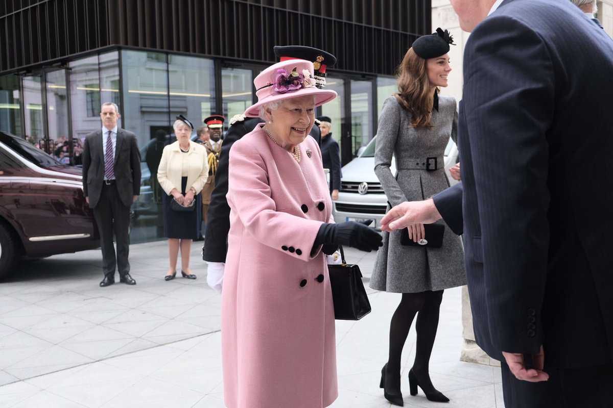 królowa Elżbieta II i księżna Kate podczas wspólnego wyjścia