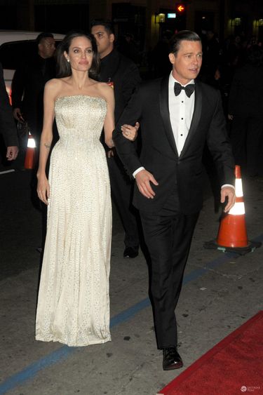 Angelina Jolie and Brad Pitt sign a settlement