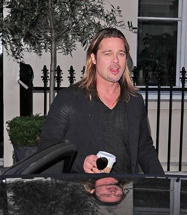 Brad Pitt z kawą