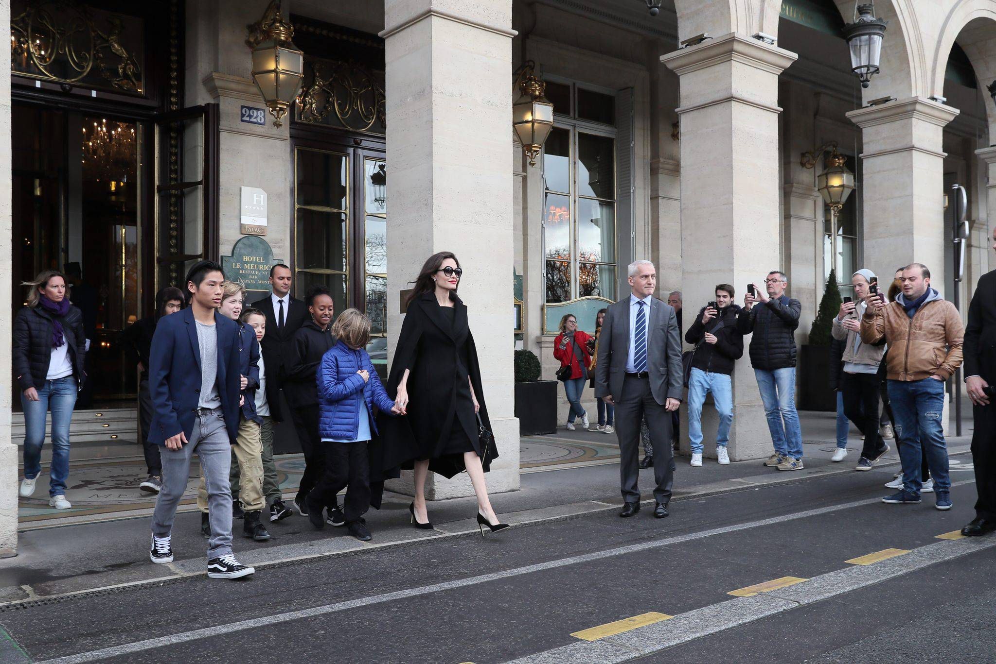 Angelina Jolie zwiedza Luwr z dziećmi, Paryż 2018