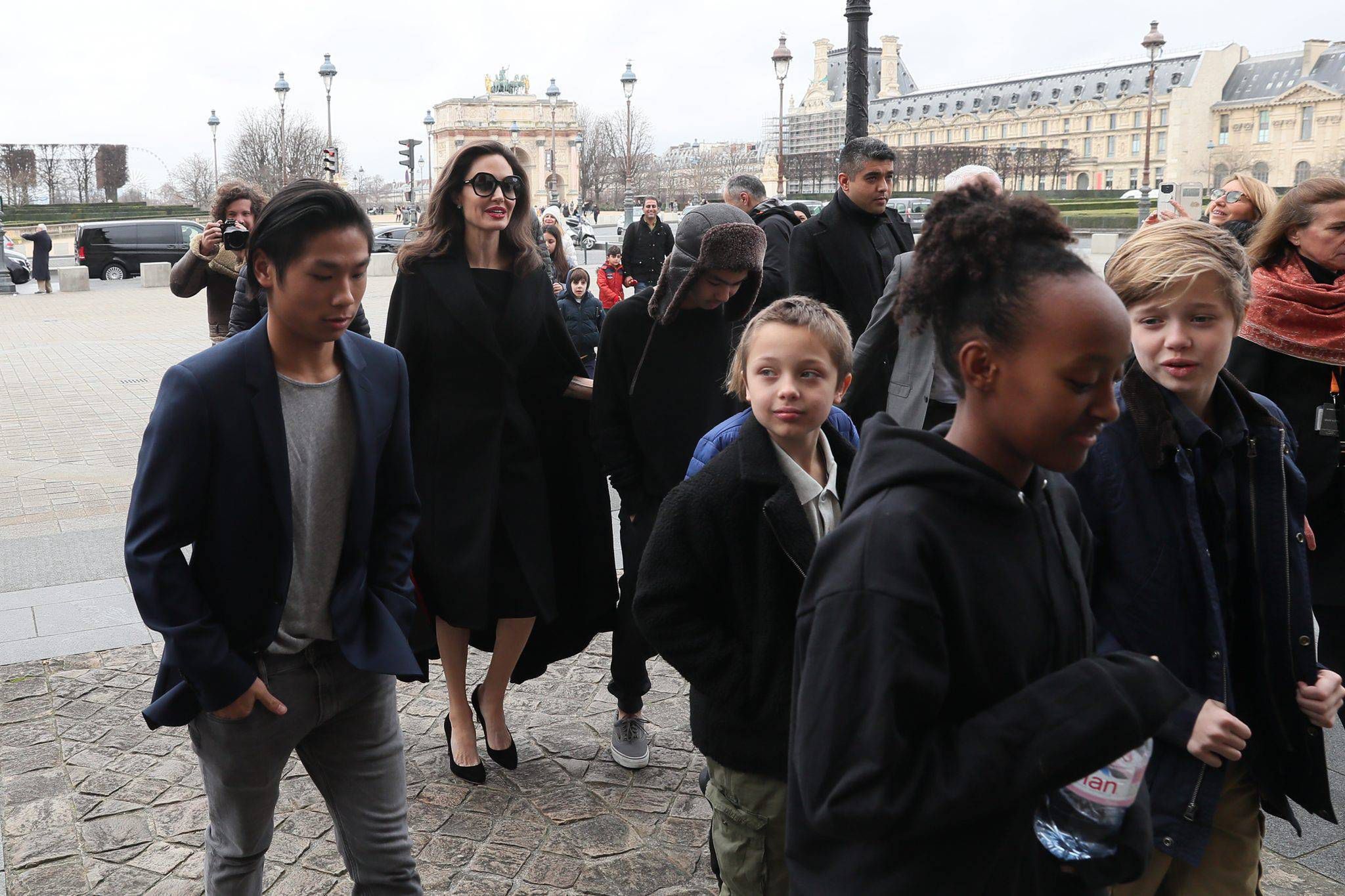 Angelina Jolie zwiedza Luwr z dziećmi, Paryż 2018