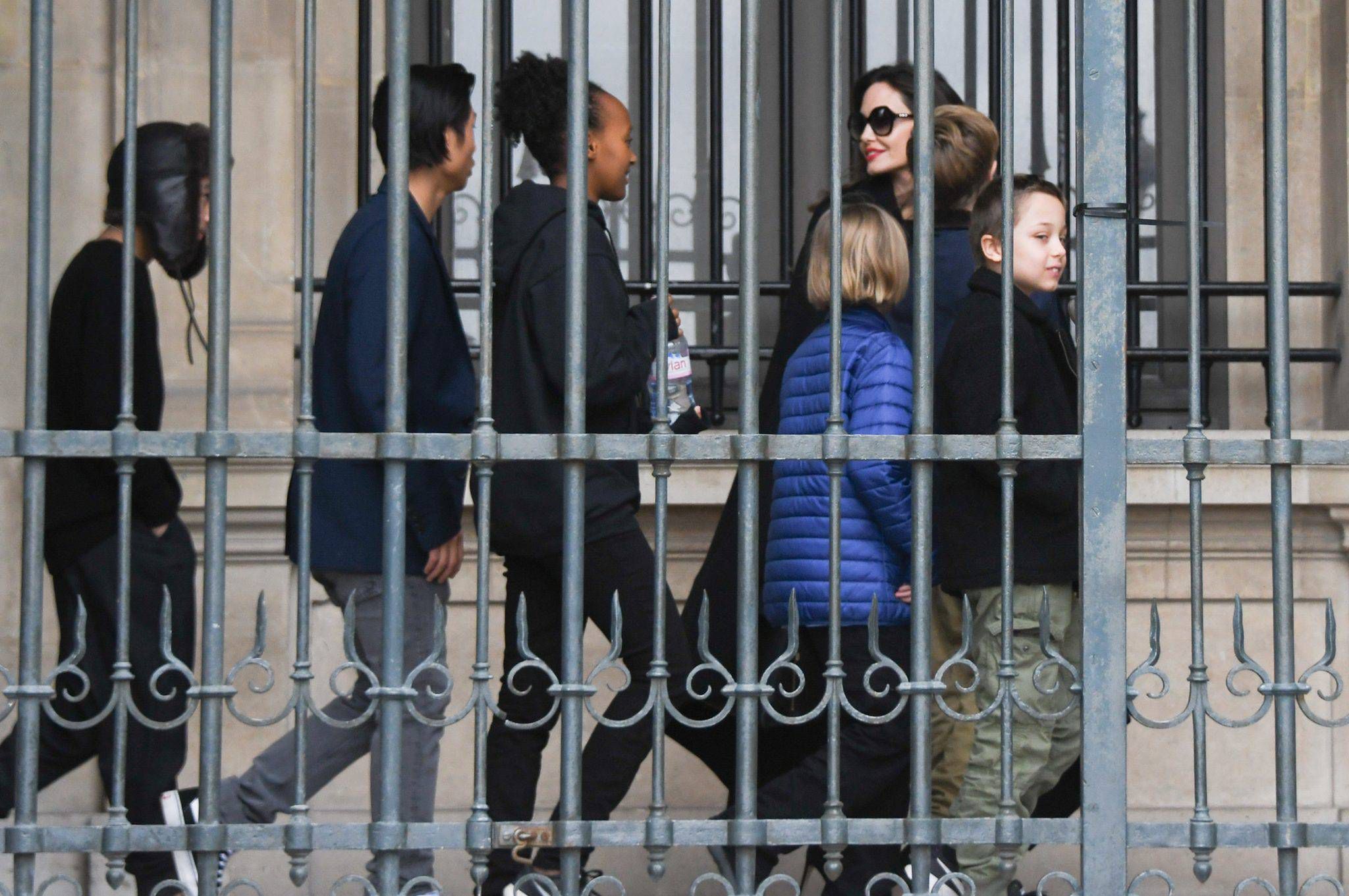Angelina Jolie zwiedza Luwr z dziećmi, Paryż 2018