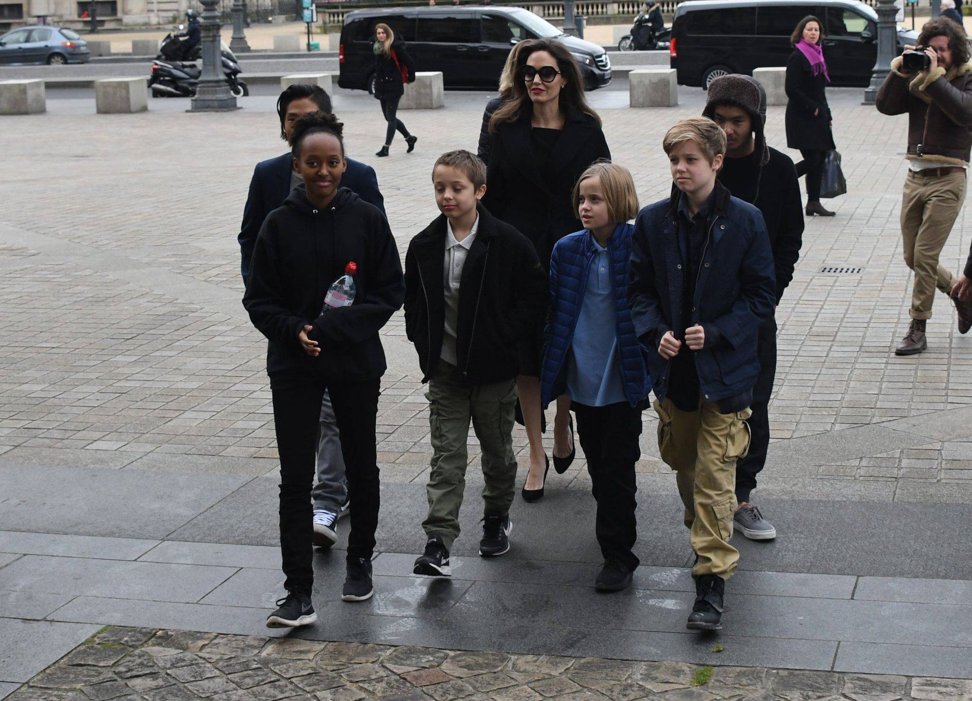 Angelina Jolie zwiedza Luwr z dziećmi, Paryż 2018