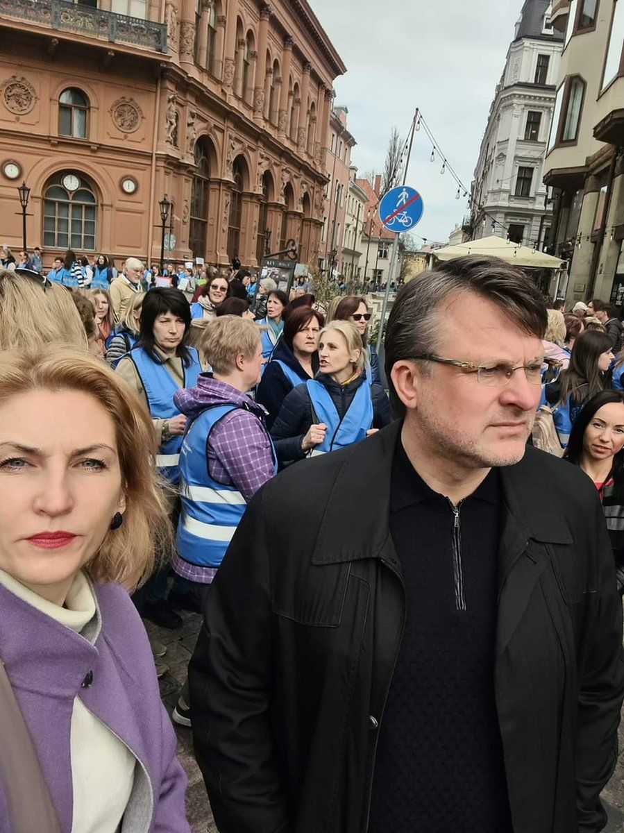 Tysiące pracowników edukacji i służby zdrowia domaga się podwyżek płac na Łotwie