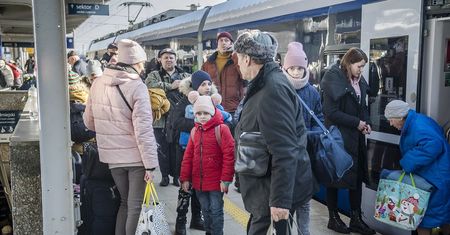 87 proc. Polaków uważa, że powinniśmy pomagać uchodźcom z Ukrainy. W przypadku migrantów z Białorusi odsetek takich deklaracji wynosi 56 proc.