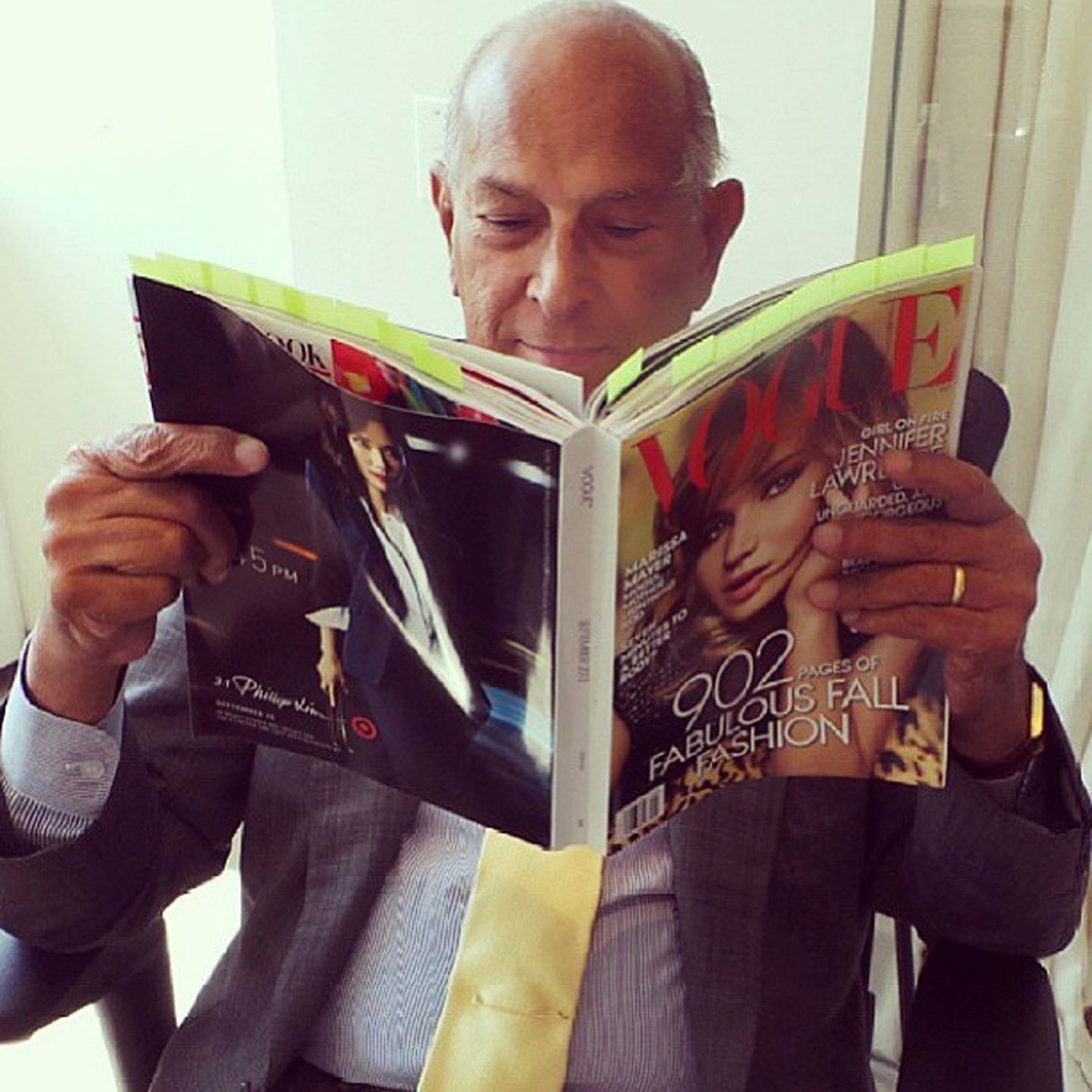 Oscar de la Renta z wrześniowym wydaniem amerykańskiego Vogue'a z 2013 roku