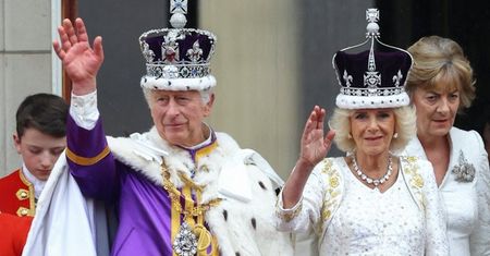 Królowa Kamila zaskakuje dwoma różnymi strojami na swojej koronacji – jeden z nich wcześniej nosiła Elżbieta II!