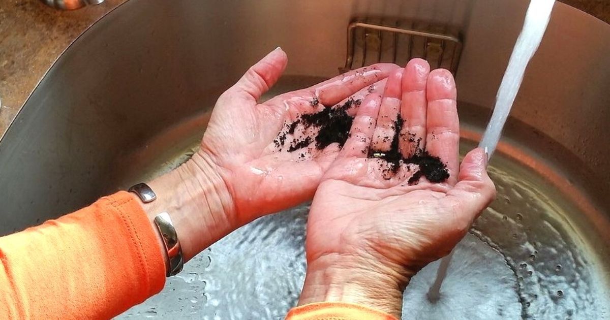 7 mało znanych zastosowań fusów po kawie. Wyrzucanie ich do śmieci to głupota!