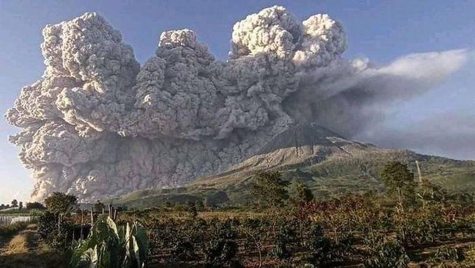 Erupcja wulkanu Sinabung na Sumatrze.