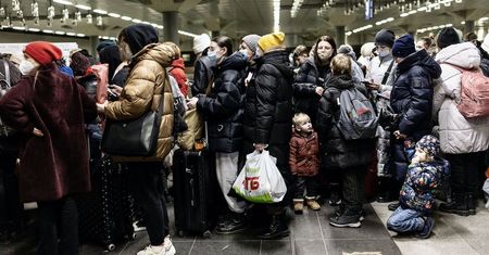 Ukraińscy uchodźcy mają problem z wymianą hrywien na złote czy inne waluty. Polacy również ustawiają się w kolejkach do kantorów