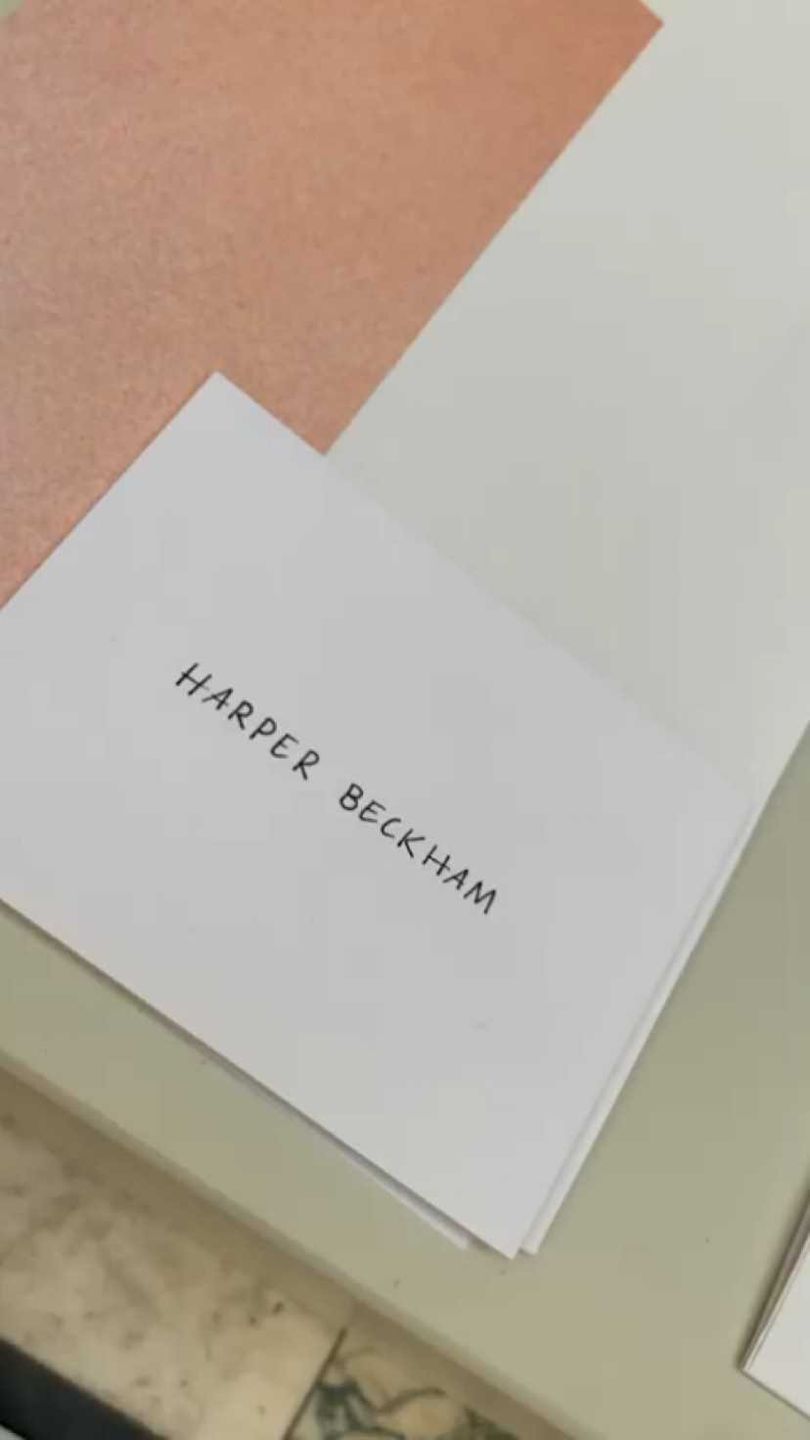 Harper Beckham wspiera mamę na London Fashion Week 2019