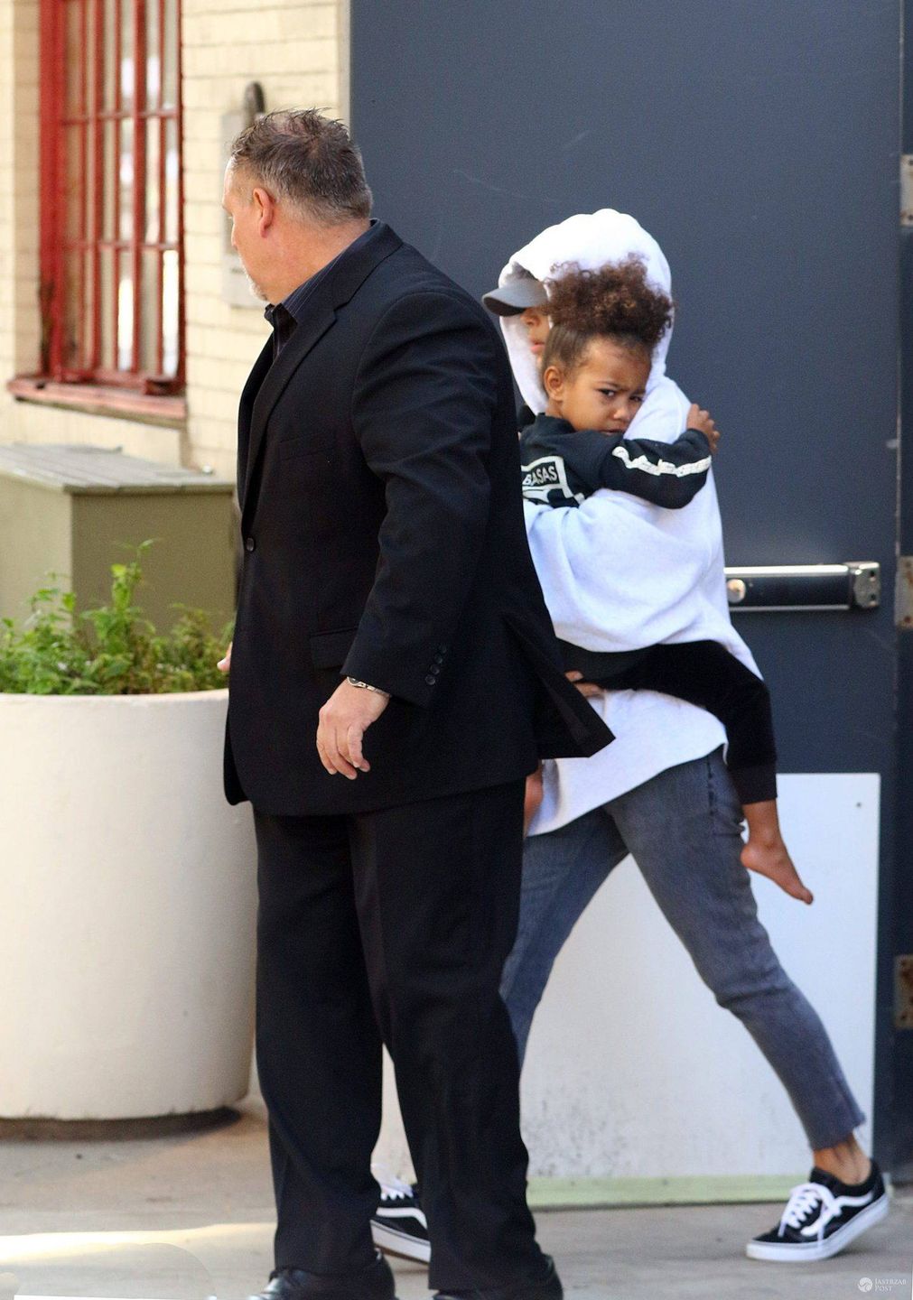 Kim Kardashian i North West wychodzą z apartamentu