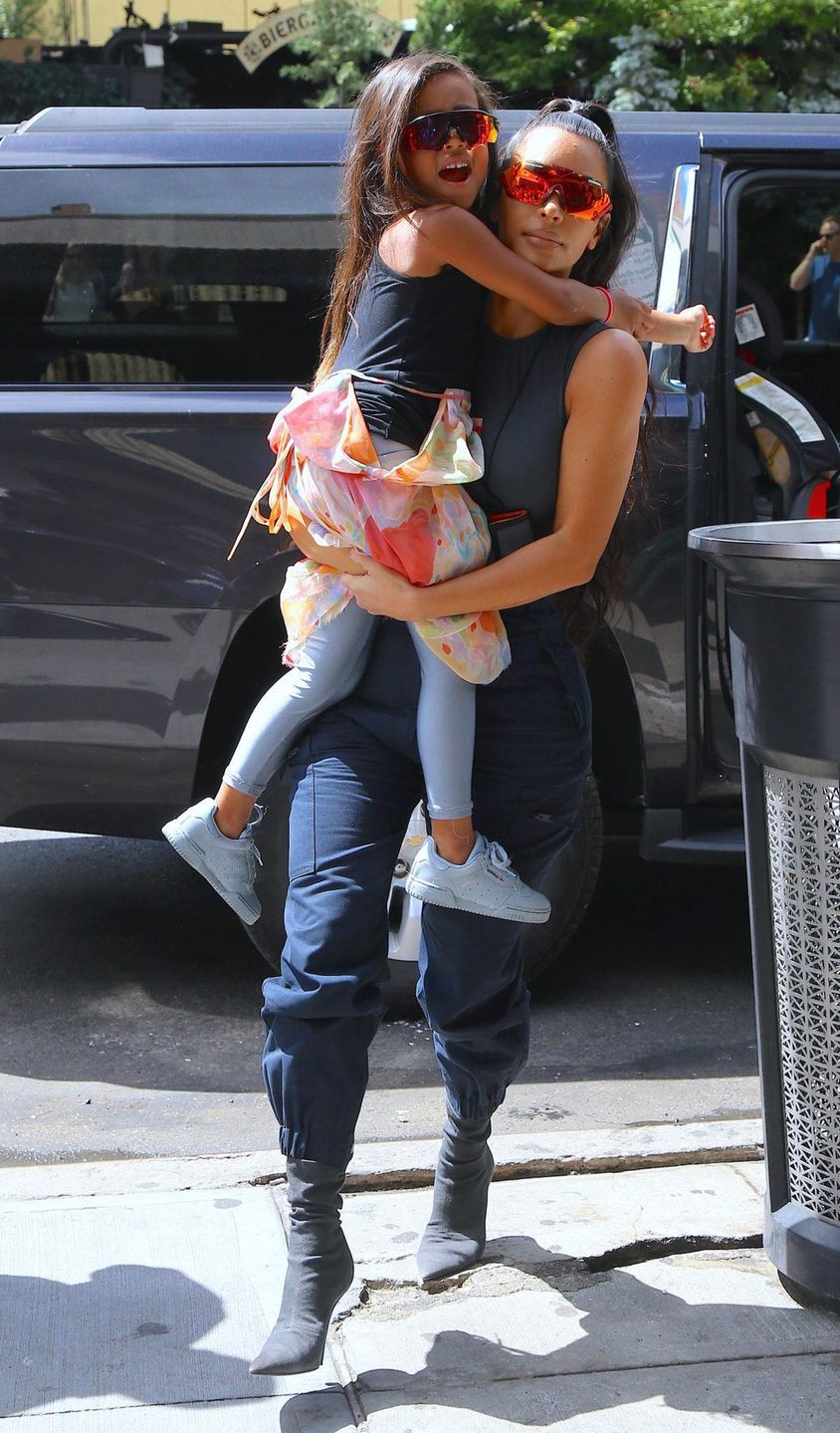 Kim Kardashian i Kanye West z North i Saintem na zakupach
