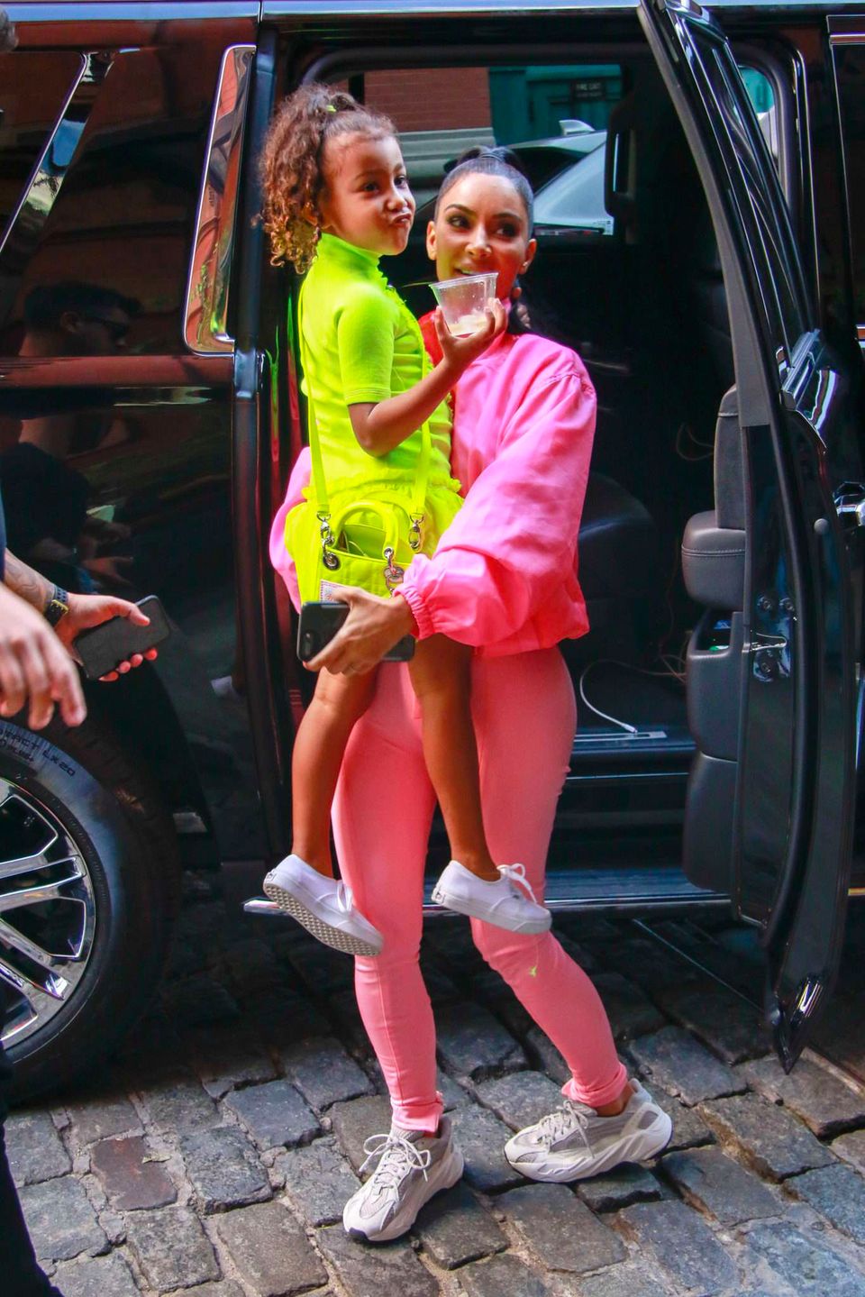 Kim Kardashian i North West w neonowych stylizacjach