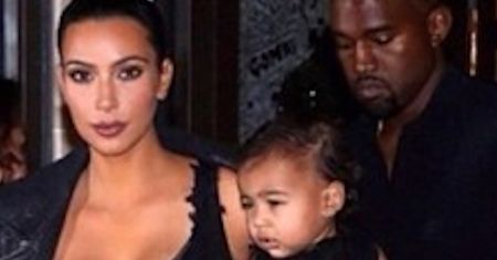 Dekolt, koronka, prześwity... Kim Kardashian dopasowała stylizację córki do swojej