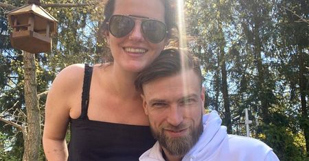 Andrzej Wrona wrzucił zdjęcie z ciężarną Zosią Zborowską. Śliczny brzuszek kradnie całą uwagę