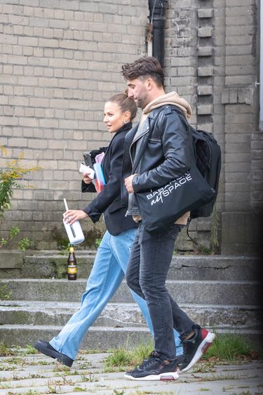 Anna Lewandowska i Rafał Maserak wychodzą ze szkoły tańca