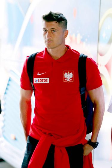 N/Z ROBERT LEWANDOWSKI KW 
 PRZYJAZD REPREZENTACJI POLSKI DO HOTELU HYATT REGENCY MOSCOW PETROVSKY PARK 
 MISTRZOSTWA SWIATA W PILCE NOZNEJ ROSJA 2018  
 2018 FIFA WORLD CUP RUSSIA TOURNAMENT 
 PILKA NOZNA FOOTBALL 
 MOSKWA 18.06.2018 
 FOT. LUKASZ TRZESZCZKOWSKI / NEWSPIX.PL
---
Newspix.pl
---
Newspix.pl *** Local Caption *** www.newspix.pl 
mail us: info@newspix.pl
call us: 0048 022 23 22 222
---
Polish Picture Agency by Ringier Axel Springer Poland