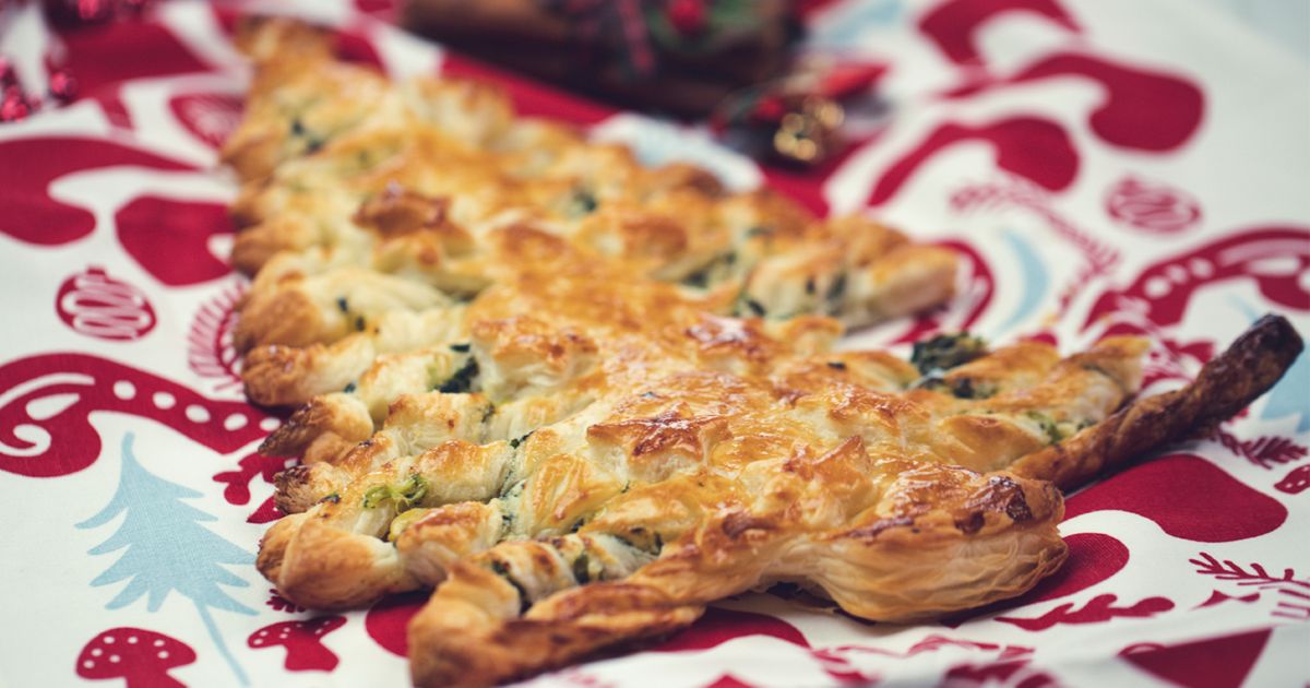 Choinka z ciasta francuskiego ze szpinakiem