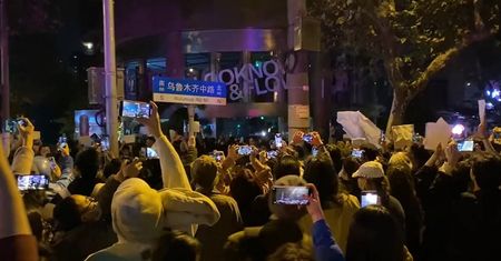Chiny: Bariery uliczne zainstalowane w Szanghaju podczas protestów związanych z ograniczeniami COVID w całym kraju
