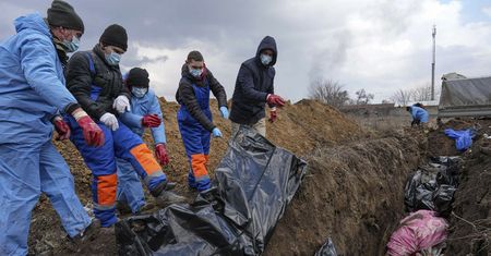 Mieszkańcy Mariupola umierają z braku wody. Ludzie piją wodę z kałuż
