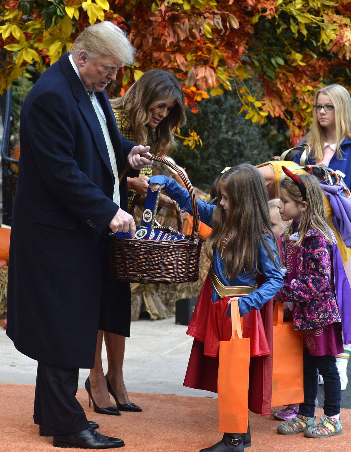 Donald Trump i Melania Trump rozdawali cukierki z okazji Halloween