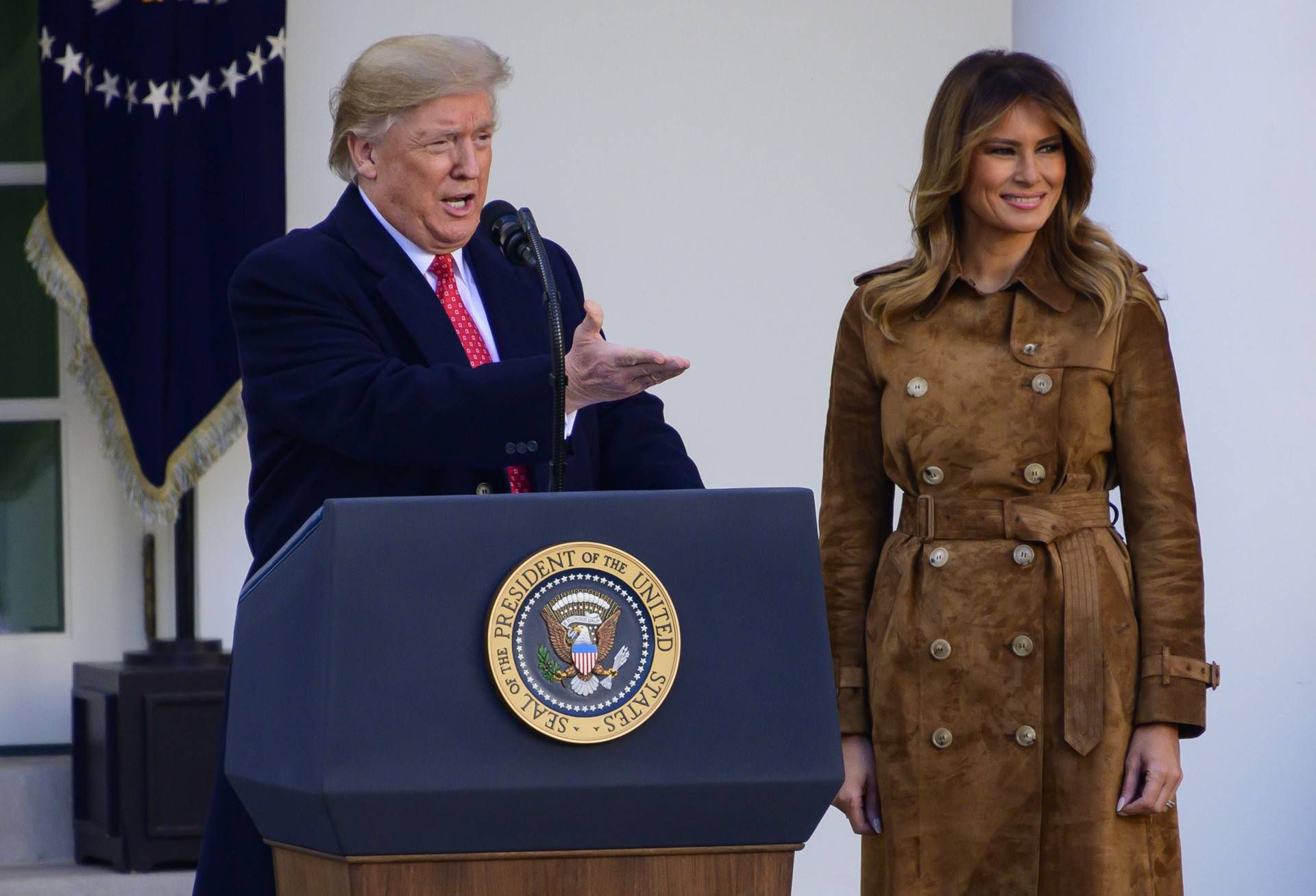 Melania Trump w zamszowym komplecie