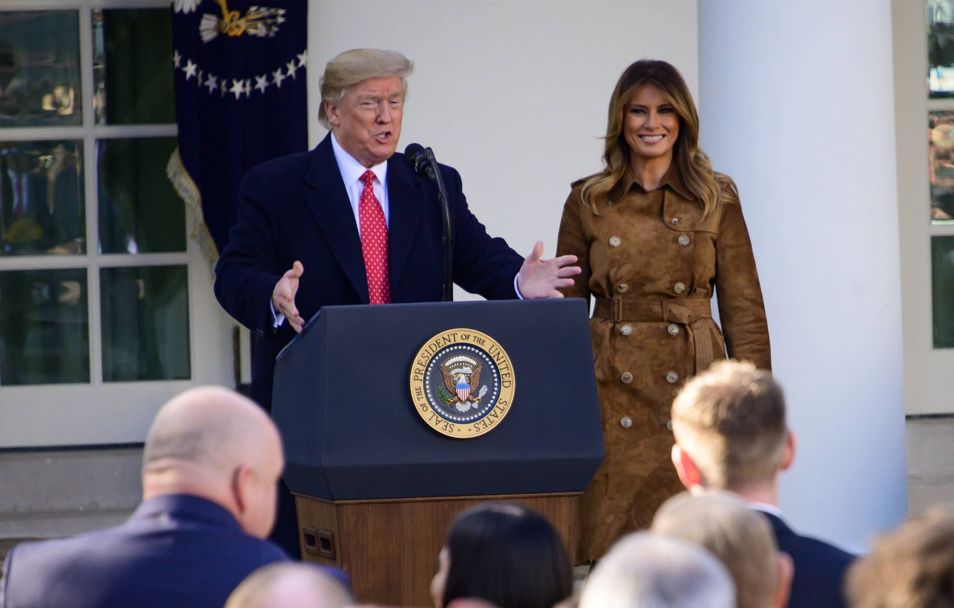 Melania Trump w zamszowym komplecie