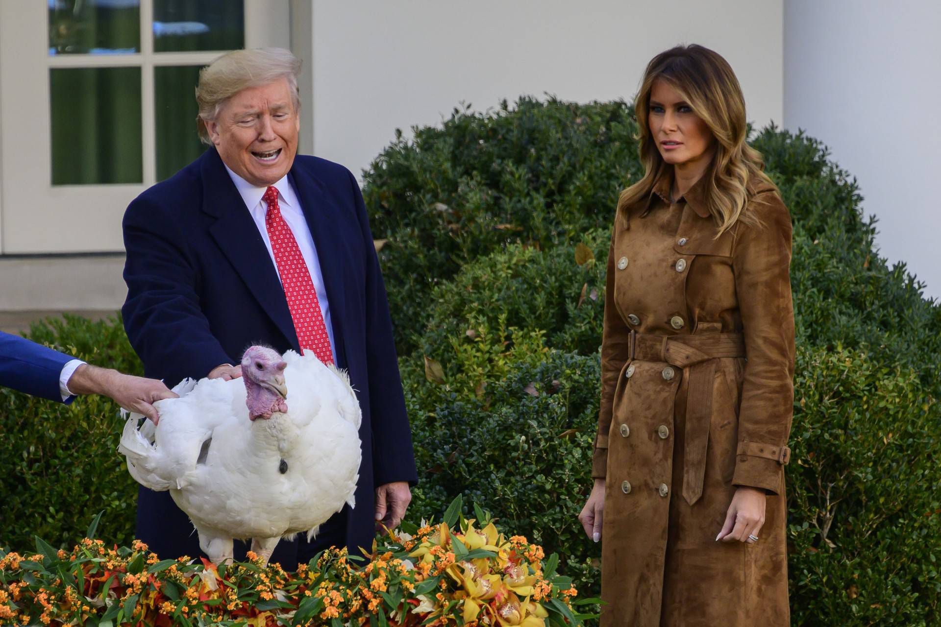 Melania Trump w zamszowym komplecie