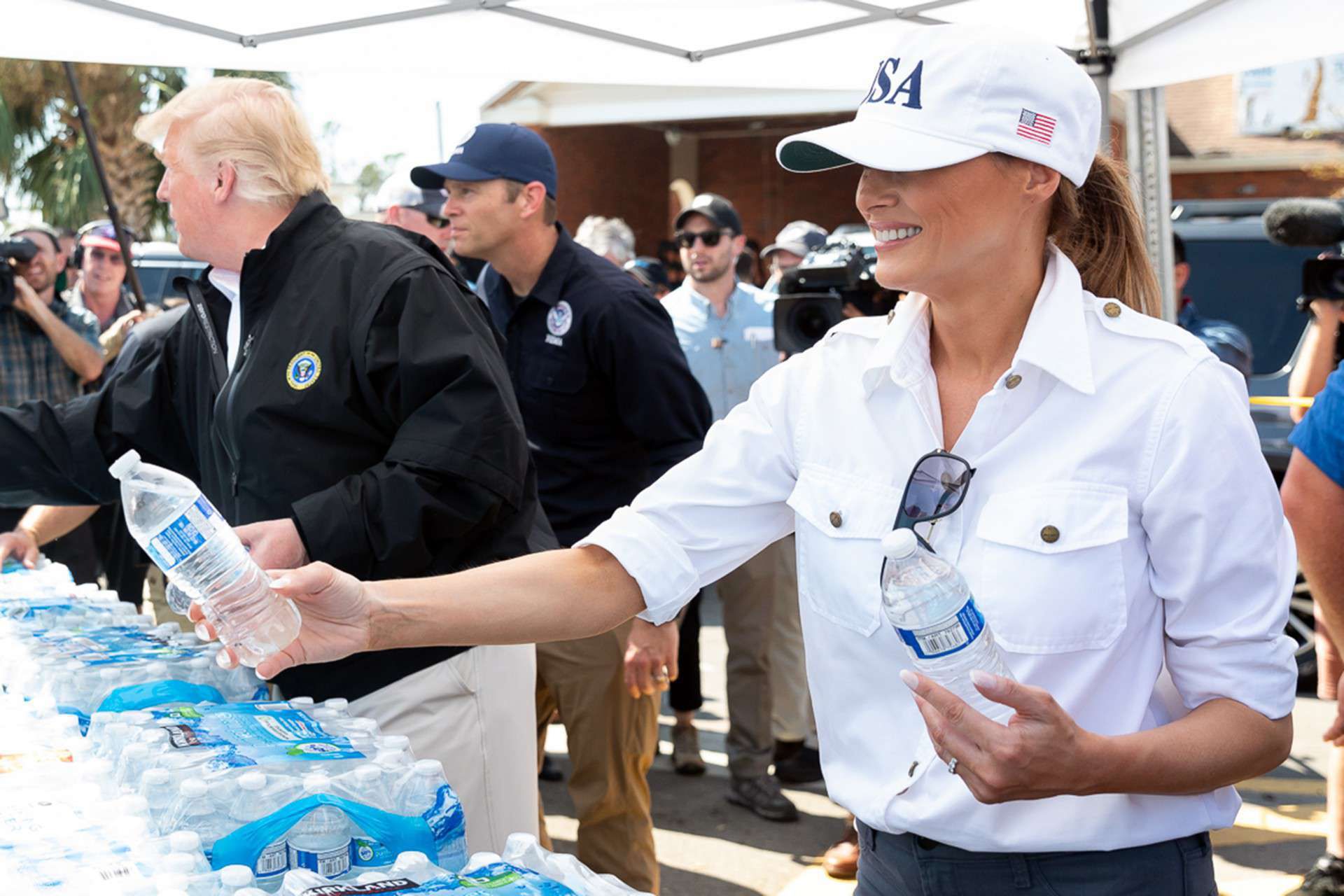 Donald i Melania Trump na Florydzie pomagają potrzebującym po huraganie Michael