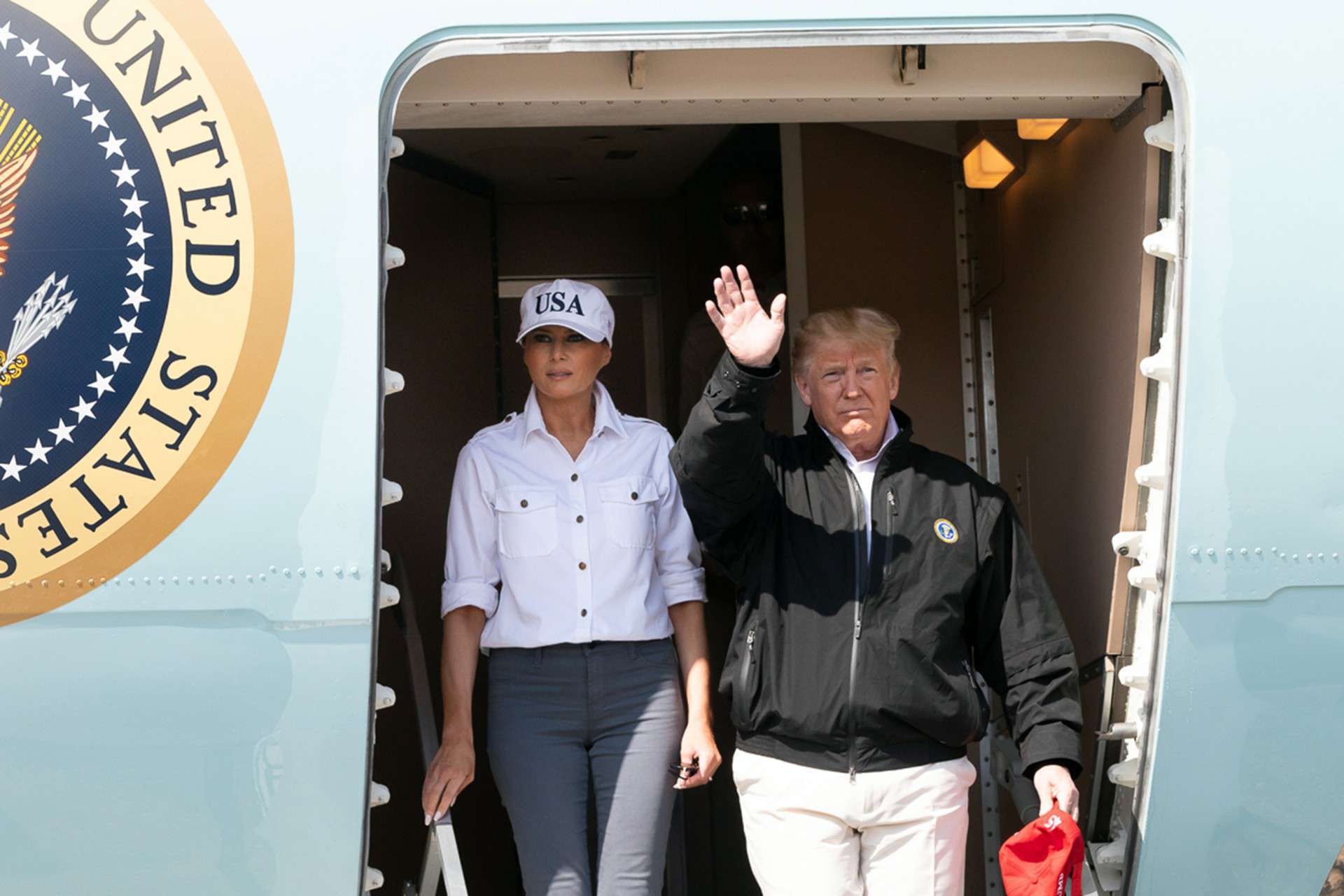 Donald i Melania Trump na Florydzie pomagają potrzebującym po huraganie Michael