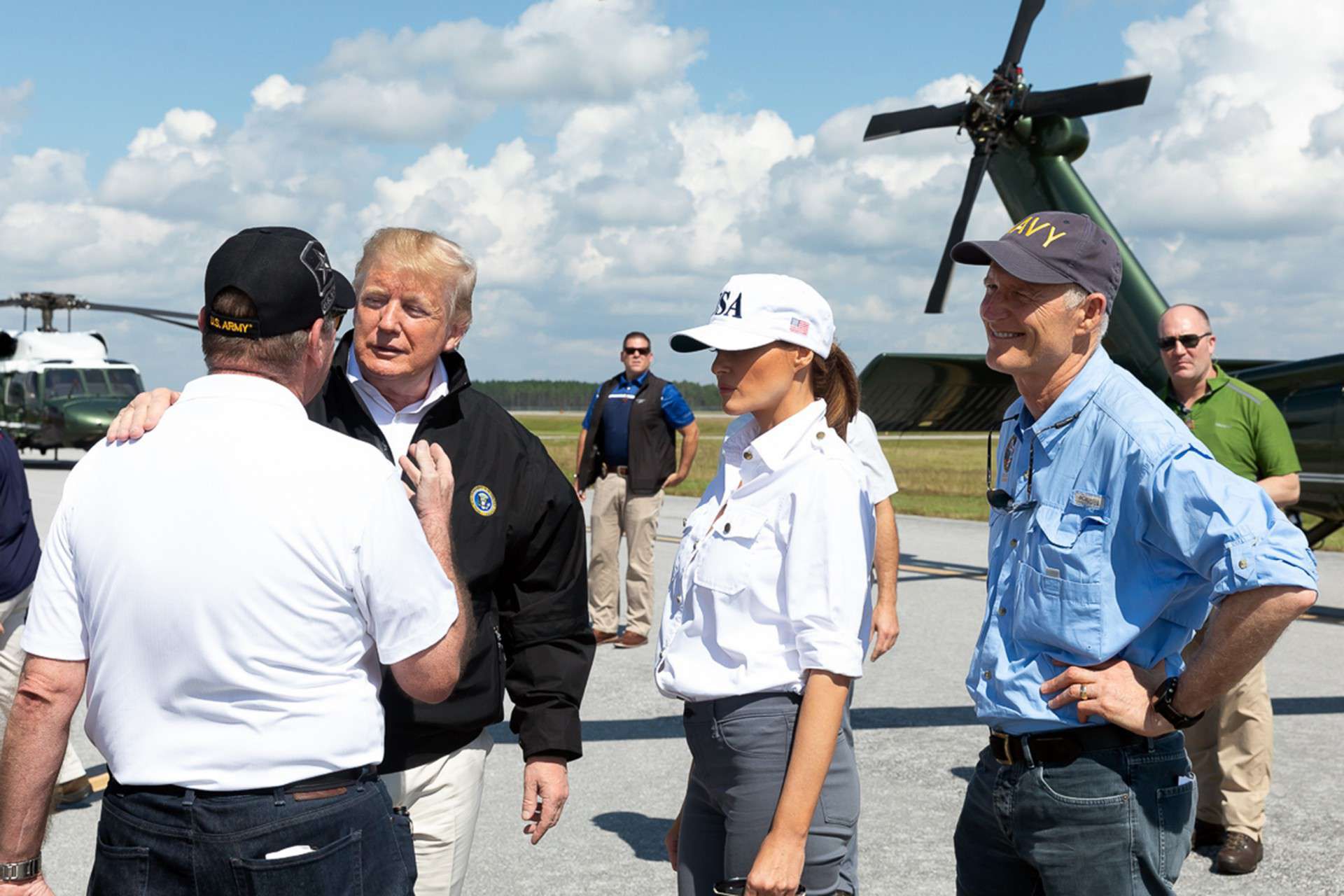 Donald i Melania Trump na Florydzie pomagają potrzebującym po huraganie Michael