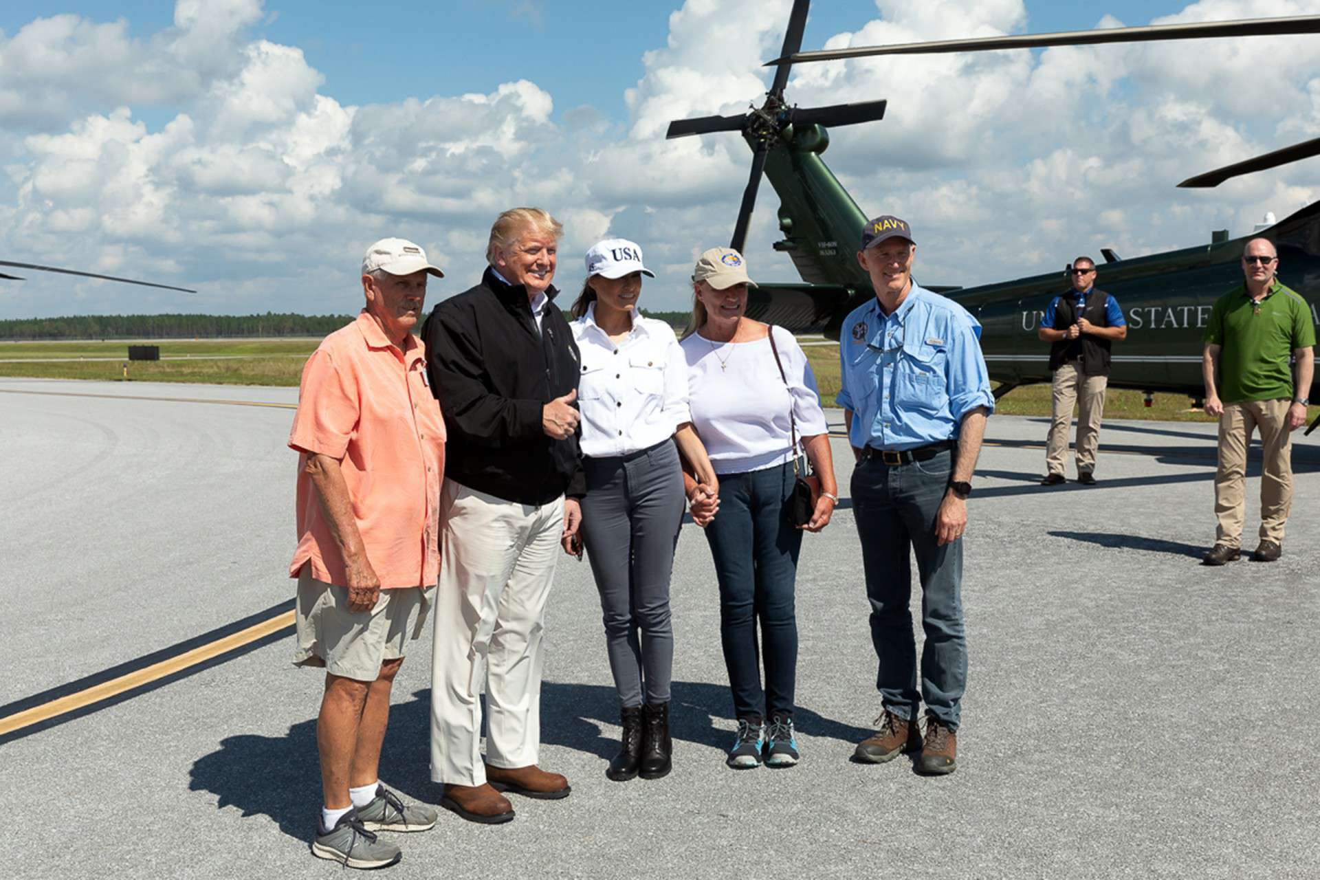 Donald i Melania Trump na Florydzie pomagają potrzebującym po huraganie Michael