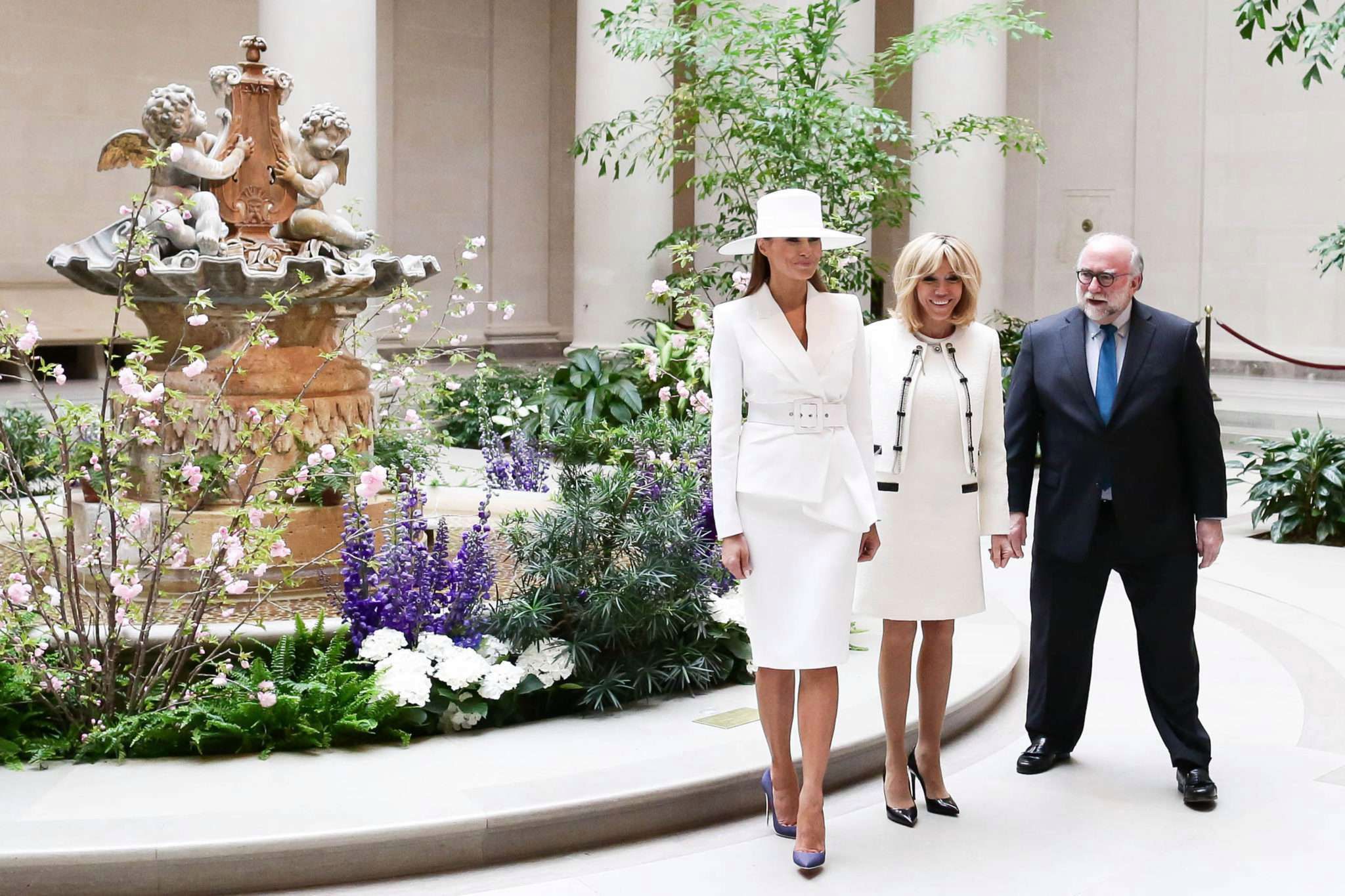La Première Dame américaine Melania Trump et la Première française Dame Brigitte Macron (Trogneux) avec Franklin Kelly (cconservateur principal de la peinture américaine et britannique à la National Gallery of Art) visitent la National Gallery of Art à Washington, The District, Etats-Unis, le 24 avril 2018. US First Lady and French First Lady visit the National Gallery of Art in Washington, DC, USA, on April 24, 2018.