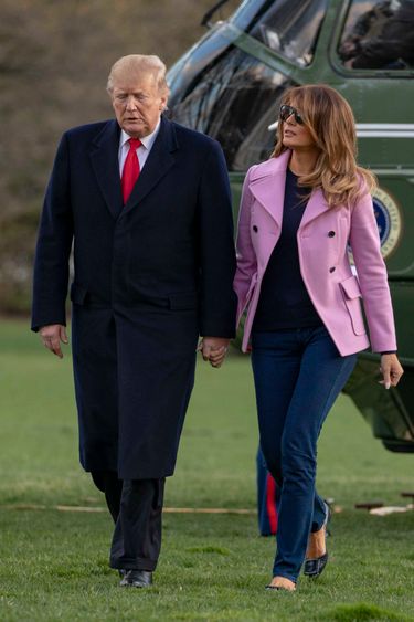 Melania Trump w stylowej marynarce wysiada z samolotu