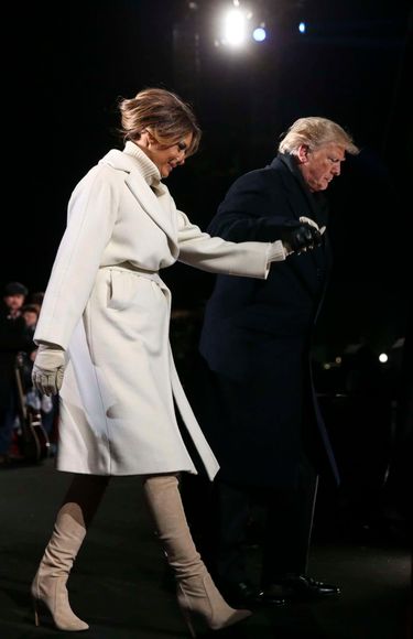Melania Trump i Donald Trump odsłaniają choinkę