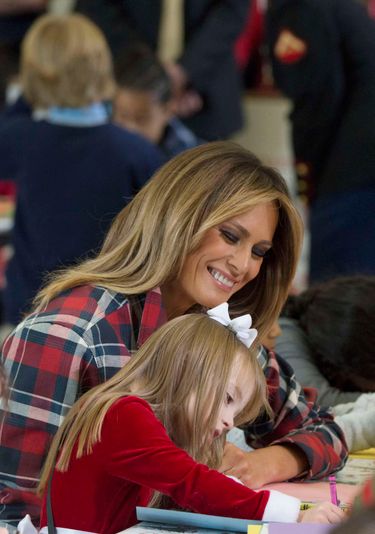 Melania Trump rozdaje prezenty dzieciom żołnierzy