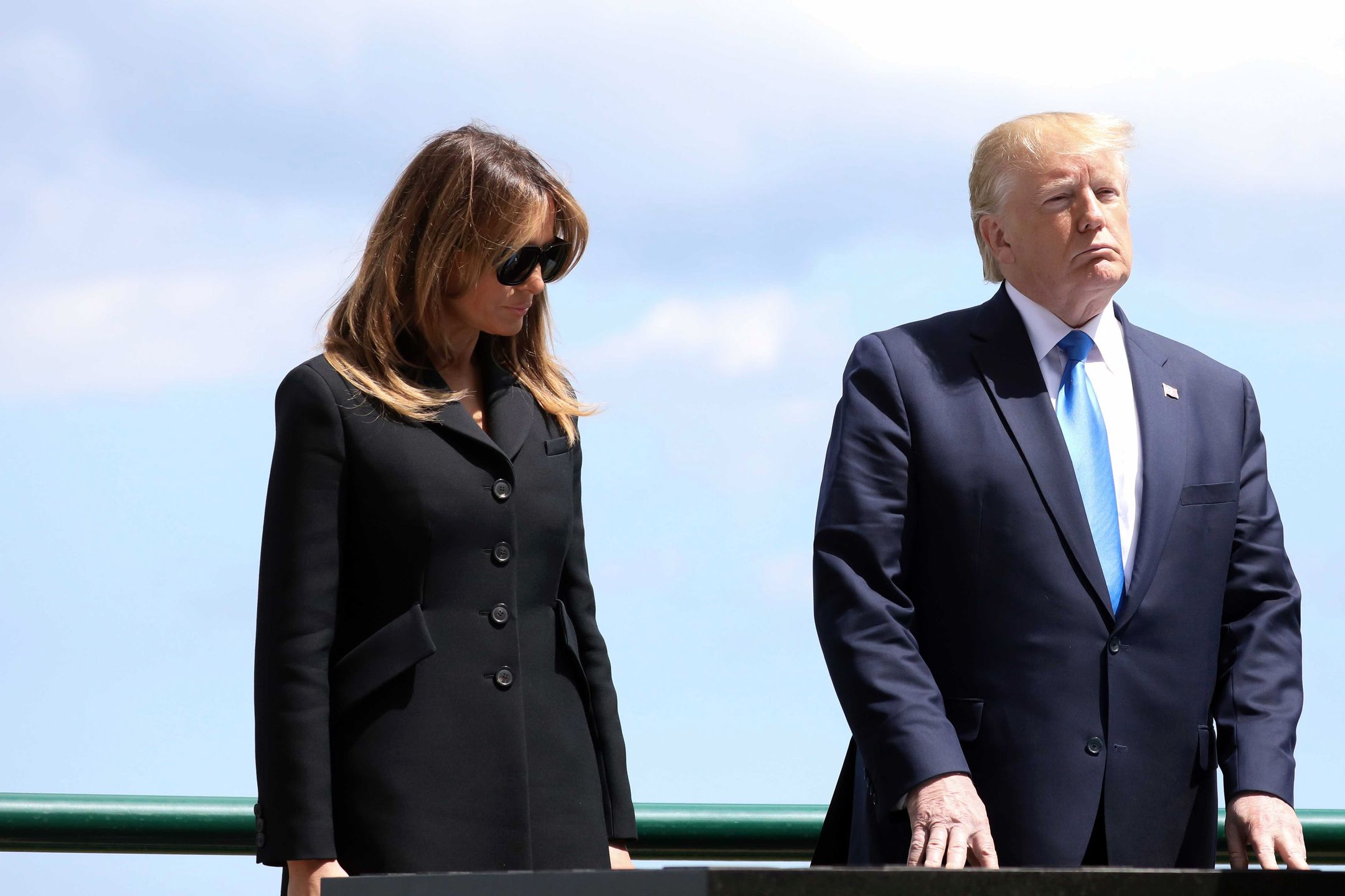 Le président Donald Trump, sa femme Melania - 75ème anniversaire du débarquement - Cérémonie franco - américaine au cimetière américain de Colleville sur Mer le 6 juin 2019. Défilé aérien franco-américain depuis la table d'orientation d'Omaha Beach, face à la mer. © Stéphane Lemouton / Bestimage 75th Anniversary of the Landing - Franco - American Ceremony at the Colleville - sur - Mer American Cemetery on June 6, 2019. French - American Air Show from the Omaha Beach Orientation Table, facing the sea.