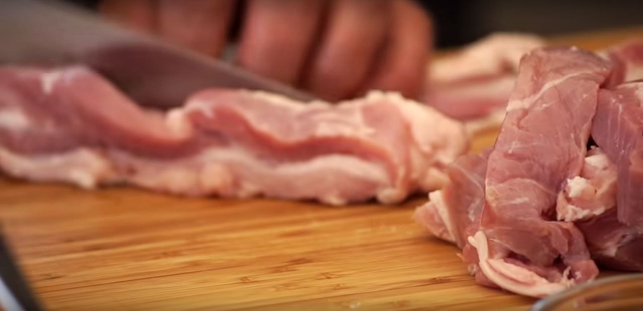 Mięso na kiełbasę - Pyszności; Foto: kadr z materiału na kanale YouTube Tomasz Strzelczyk ODDASZFARTUCHA