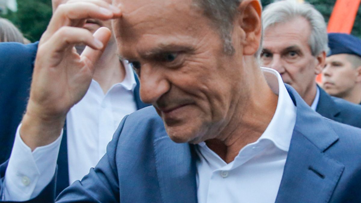 Donald Tusk nie ma najlepszej passy. Były premier znowu został przyłapany na łamaniu przepisów. Zdjęcia obiegły media