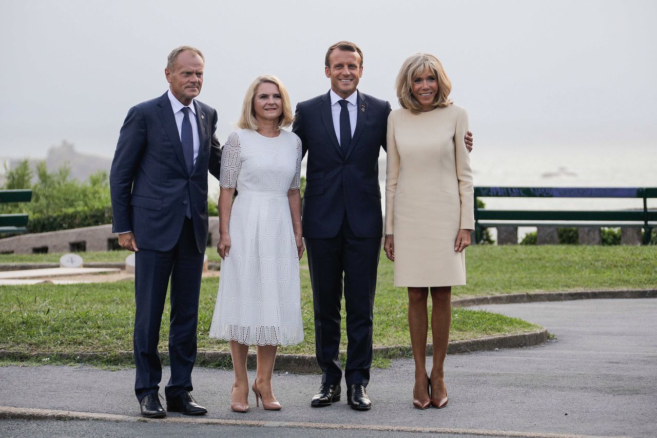 Le président français Emmanuel Macron, sa femme la Première Dame BrigitteDonald Tusk, Małgorzata Tusk, Emmanuel Macron, Brigitte Macron podczas szczytu G7 Macron, le président du Conseil européen Donald Tusk et sa femme Malgorzata Tusk lors de l'accueil informel au sommet du G7 à Biarritz, France, le 24 août 2019. © Thibaud Moritz/Pool/Bestimage French President Emmanuel Macron and his wife Brigitte welcome welcome European Council President Donald Tusk (L) and his wife Malgorzata ahead of a working dinner at the Biarritz lighthouse during the G7 summit in Biarritz, France.