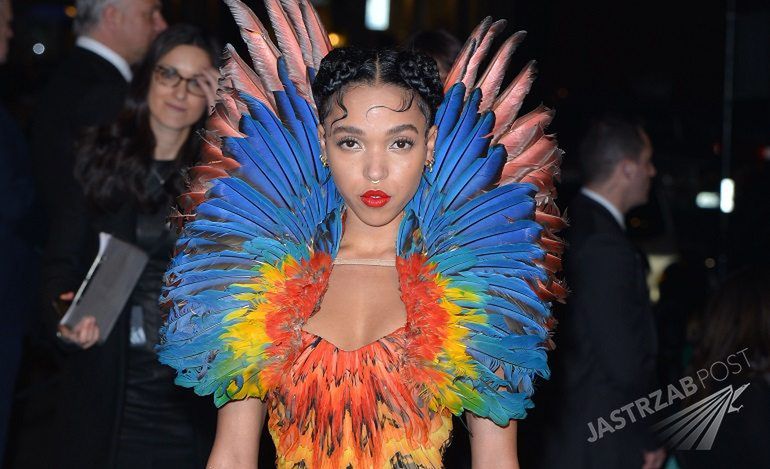 FKA Twigs szokuje w swoim nowym materiale [wideo]