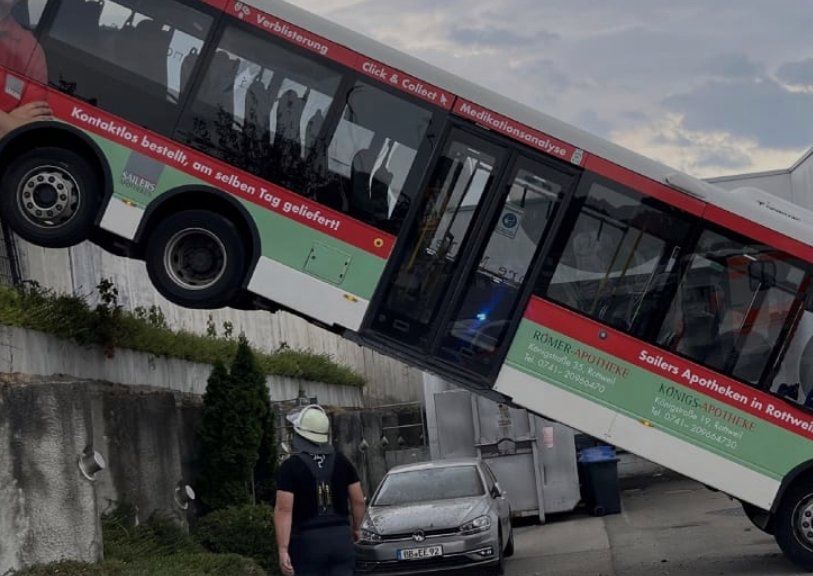 Autobus spadł z wiaduktu i uderzył w ścianę sklepu