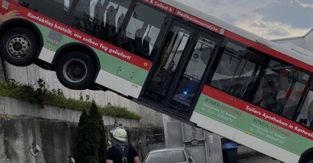 Autobus spadł z wiaduktu i uderzył w ścianę sklepu
