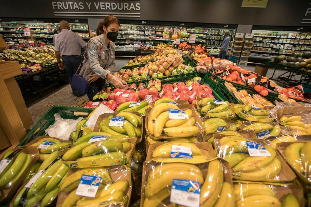 Dvd1072(20/09/21)Frutas y verduras plastificadas para su venta en una gran superficie , Madrid  Foto: Víctor Sainz