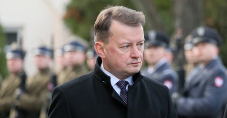 Szef MON zakażony koronawirusem.