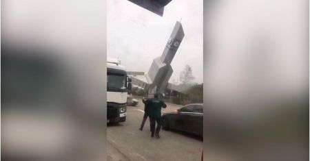Turcja: Uszkodzone budynki po śmiertelnej burzy w Stambule.