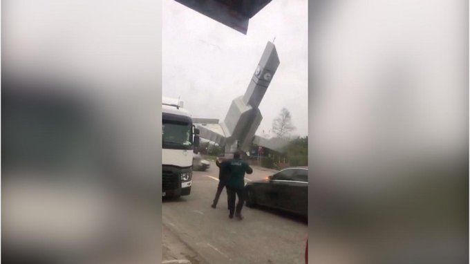 Turcja: Uszkodzone budynki po śmiertelnej burzy w Stambule.