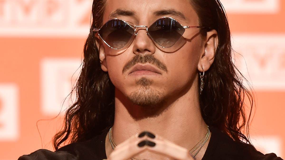 Michał Szpak wystylizowany jak na Paradę Równości apeluje do rządu. Brawa za odwagę