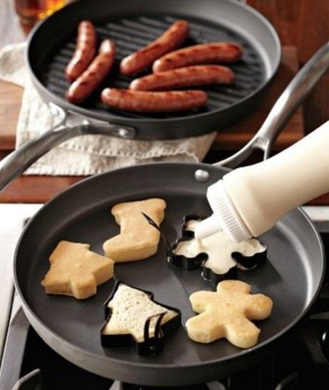 Ciasto naleśnikowe możesz wlać także do formy na ciasteczka.